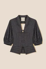 Camisa corta de popelina a rayas con mangas abullonadas, cuello solapa y cierre frontal con botón decorativo. Presenta un diseño con efecto plisado en el pecho y corte ajustado.
