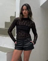 Polera de encaje negro de mangas largas.