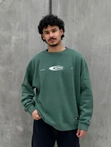 Buzo verde con logo 'OSTEN' estampado en el pecho.