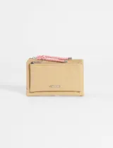 Monedero de tela color verde, con cierre superior y correa de muñeca estampada en azul y blanco. Presenta logo metálico en el frente.