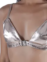 Top tipo bralette de acabado metalizado en color dorado, con diseño triangular y cierre frontal con hebilla.