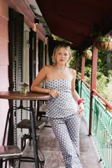 Top strapless con estampado de lunares blancos sobre fondo gris.