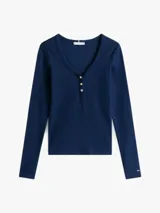 Remera azul marino de manga larga con cuello Henley y botones dorados.