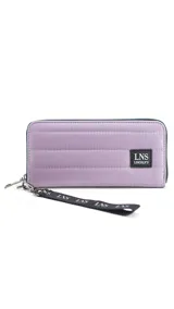 Billetera larga con cierre perimetral, confeccionada en nylon capitoneado color verde petróleo. Cuenta con correa de mano desmontable con logo estampado y parche frontal con marca LNS.