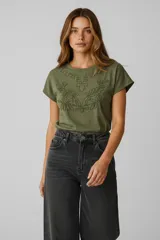Remera de algodón color verde militar, con cuello redondo a la base y detalle de bordado floral en el pecho.