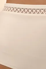 Calzón blanco de corte alto con detalle de puntilla en la cintura.