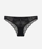 Bombacha modelo bikini confeccionada en encaje floral con detalles de transparencia. Presenta un diseño clásico con forro de algodón en la parte inferior.