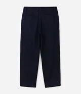 Pantalón de jean azul marino con corte recto y estilo semi sastrero, confeccionado en denim crudo de algodón, con pinzas frontales y trabillas para cinturón.