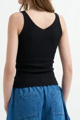 Top de punto rib color blanco, con tirantes finos y escote en V.