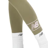 Calza deportiva verde oliva, tiro medio, con logo de New Balance estampado en el muslo.