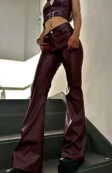 Pantalón acampanado de cuero sintético color borgoña.