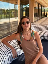 Vestido marrón de algodón, corte recto, con bordados a mano en el contorno del escote y tajos laterales.