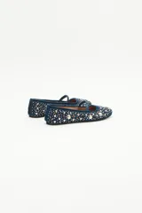 Balerina sin taco de gamuza azul marino con tira de terciopelo y bordados de pedrería en tonos plateados, dorados y naranjas.