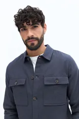 Sobrecamisa de líneas clásicas, color azul marino, con bolsillos frontales y botones. Confeccionada en algodón y lino, de calce regular.