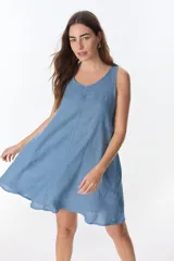 Vestido corto sin mangas, color azul claro, con escote redondo y corte amplio tipo babydoll.