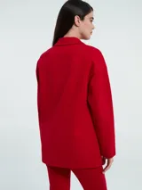 Blazer sastrero rojo con solapa en delantera y doble botonadura.