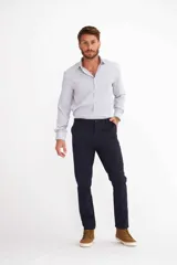 Pantalon de gabardina color beige, de corte recto y estilo chino, con bolsillos laterales y traseros.