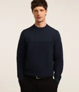Suéter de punto para hombre en color azul marino, con cuello redondo y textura acanalada en el pecho y las mangas. Diseñado por Marfinno.