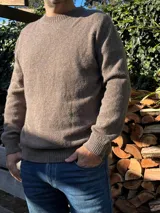 Sweater marrón de lana con cuello redondo y mangas largas.