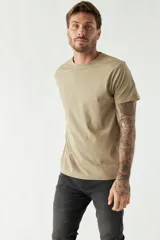 Remera de algodón de corte regular, con cuello redondo, manga corta y logo bordado en el pecho.