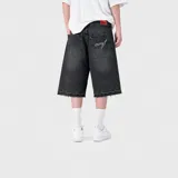 Bermuda baggy de denim color negro con efecto acid wash, corte holgado, bolsillos traseros amplios con bordado y dobladillo desmechado.