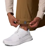 Pantalón Columbia modelo Roc Tech 5 Pant Omni-Shield, color marrón, de corte recto y tejido elástico con tecnología de repelencia al agua y a las manchas. Presenta trabillas para cinturón y bolsillos laterales.