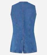 Chaleco de jeans azul oscuro, sin mangas, con cuello redondo y cierre frontal de botones blancos. Presenta un corte ligeramente alargado y solapas frontales que simulan bolsillos.