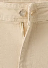 Jeans Catherin de tiro alto, diseño culotte y pernera recta con bajo deshilachado, en color beige. Cuentan con trabillas para cinturón, bolsillos de parche traseros y cierre frontal de cremallera y botón.