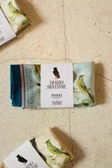 Pañuelo cuadrado de seda con estampado botánico y naturalista en tonos celestes, blancos y detalles en rosa, inspirado en la obra de Dámaso Antonio Larrañaga.