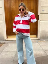 Sweater de algodón a rayas horizontales rojas y blancas, con cuello polo y cierre parcial con botones.