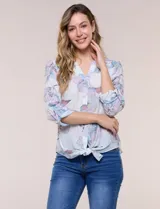 Blusa Hope & Harlow de gasa estampada con patrón floral en tonos azul y blanco, escote en V con botones frontales, mangas largas regulables y nudo decorativo en el ruedo.