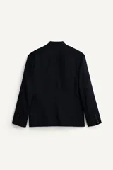 Blazer de corte relajado confeccionada en tejido con lana, color negro. Presenta cuello con solapas de muesca, cierre frontal de un botón y bolsillos de plastrón en la cadera. Destaca por su bordado en hilo dorado con motivos vegetales en la parte frontal.