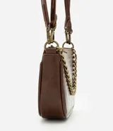 Cartera femenina modelo baguette Satinato confeccionada en PU marrón, de tamaño pequeño y estructura compacta con base levemente curvada. Cuenta con cierre superior, cadena frontal robusta en metal y asa transversal desmontable.