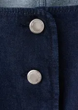 Top de denim color azul oscuro, con escote cuadrado, sin mangas y cierre frontal con botones.