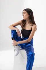 Top dorado de lurex con breteles finos.