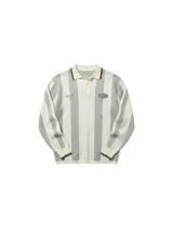 Chomba de manga larga con diseño de rayas verticales en color blanco y verde seco, cuello tipo polo con cierre de botones y parches decorativos en el pecho.