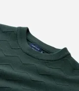 Su ter de punto color blanco de la marca Marfinno, con cuello redondo, manga larga y diseño texturizado en zigzag.