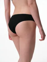 Bombacha tipo bikini de algodón acanalado color gris melange, con detalle de puntilla en los laterales delanteros y terminaciones con elástico.