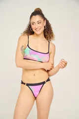 Tanga estampada de tiro alto con doble ajuste lateral y forro interno.