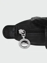 Cartera pouch tipo clutch de color bordó, con diseño minimalista, asa superior corta y cierre con solapa y broche a presión.