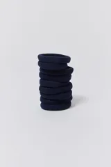 Pack de nueve gomitas elásticas para el cabello en color azul marino, con textura suave y diseño básico.