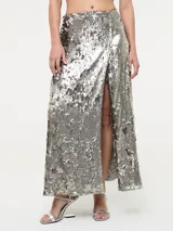 Falda midi plateada cubierta de lentejuelas, con tajo frontal y corte recto.