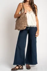 Blusa satinada marrón con detalles de encaje en el escote en V y en el ruedo. Presenta tirantes finos regulables.