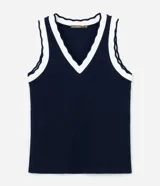 Top de punto acanalado color azul marino, corte ajustado, sin mangas y con cuello en V ribeteado en blanco.