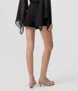 Short pollera corto color marrón de bengalina, con diseño cruzado en el frente, cierre invisible en la parte trasera y talle alto.