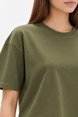 Remera de manga corta de algodón, de corte ancho y cuello a la base en color blanco.
