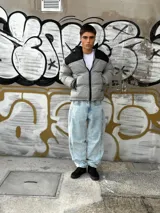 Pantalón de jean celeste con lavado ácido, corte amplio y tiro alto.