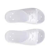 Sandalias Under Armour Slide de color blanco, diseñadas en una sola pieza con una banda ancha en el empeine que presenta el logotipo en relieve de la marca, además de aberturas laterales para ventilación y una suela texturizada para mayor tracción.