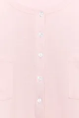 Camiseta rosada de manga larga con cuello panadero, cierre frontal con botones y bolsillos de parche en el pecho.