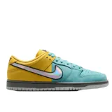 Championes Nike SB Dunk Low Pro con paneles delanteros de gamuza turquesa y parte trasera de cuero liso amarillo, con swoosh holográfico brillante y suela gris.